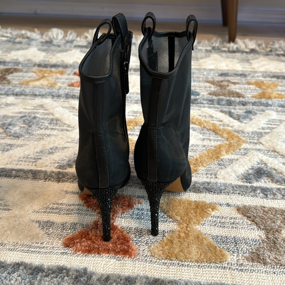 KARL LAGERFELD PARIS Clea Pointed-Toe Pull-On Booties NWOT! - Picture 6 of 9